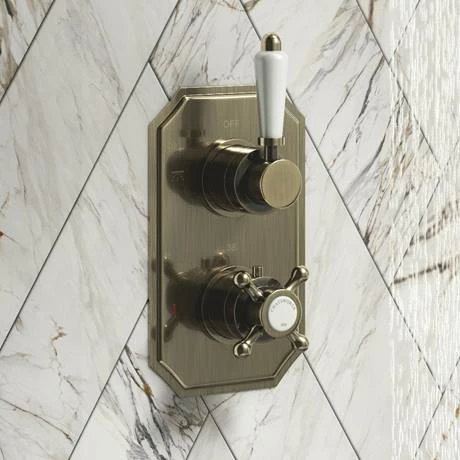 Chatsworth 1928 Antique Brass Traditional Shower With Concealed Valve + 8" Head 3 Chatsworth 1928 Antique Brass Traditional Shower With Concealed Valve + 8" Head - Image 3